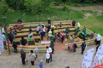 В Горкинско-Ометьевском парке казанцы создают общественный огород.