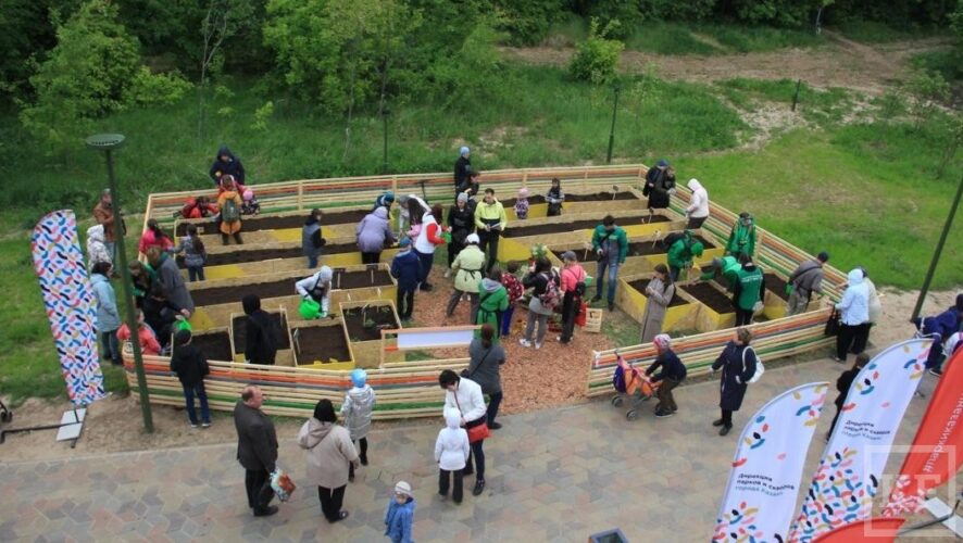 В Горкинско-Ометьевском парке казанцы создают общественный огород.