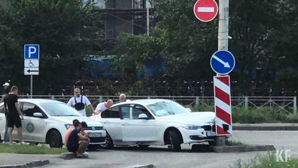 Чоршанбе Чоршанбиев врезался на своём БМВ в столб.