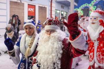 Парад Дедов Морозов разных национальностей устроили в Казани.