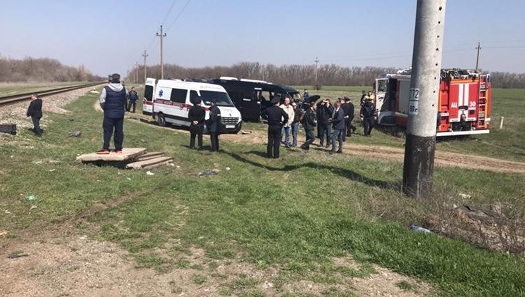 Пять человек стали жертвами столкновения автобуса «Мерседес Спринтер» с электричкой на железнодорожном переезде в Крыму