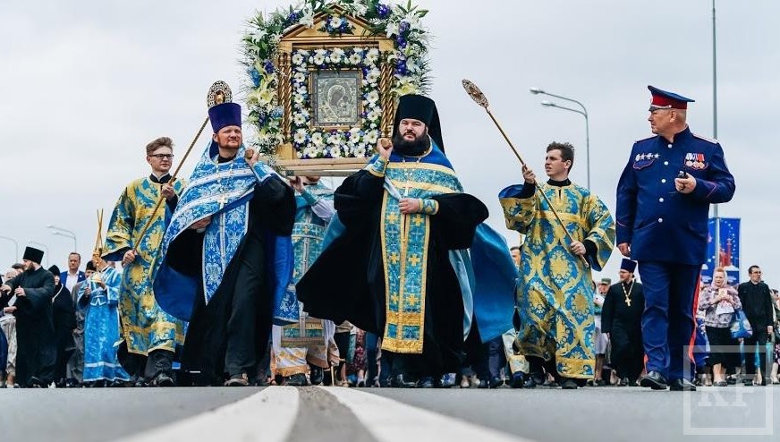 Тысячи православных совершили крестный ход в Казани.