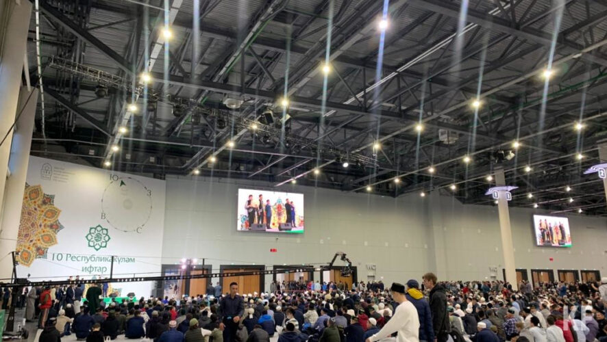 Самое массовое разговение духовенства проходит в выставочном центре &laquo;Казань Экспо&raquo;.