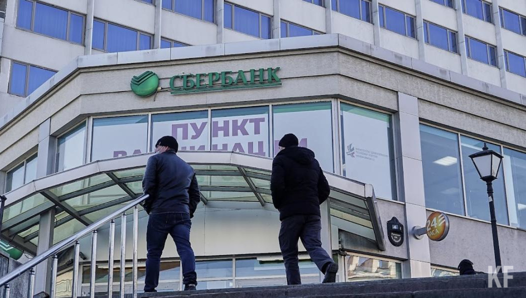 Ажиотаж с открытием депозитов постепенно сходит на нет - банки решили проблемы с ликвидностью и начали снижать процентные ставки по вкладам. Поговорили с экспертами