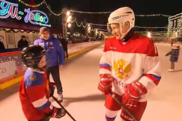 Российский лидер сам встал на коньки и сыграл с мальчиком на главном катке страны в хоккей.