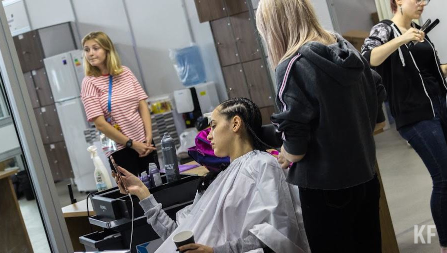 Одними из самых высокооплачиваемых специалистов стали мастера маникюра.