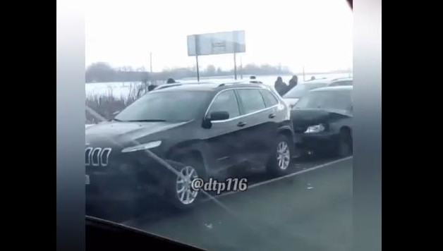 У поворота в поселок Березовка столкнулись шесть автомобилей.