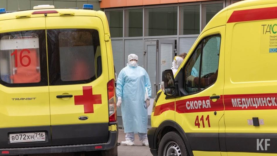 Среди них снова двое мужчин и одна женщина.