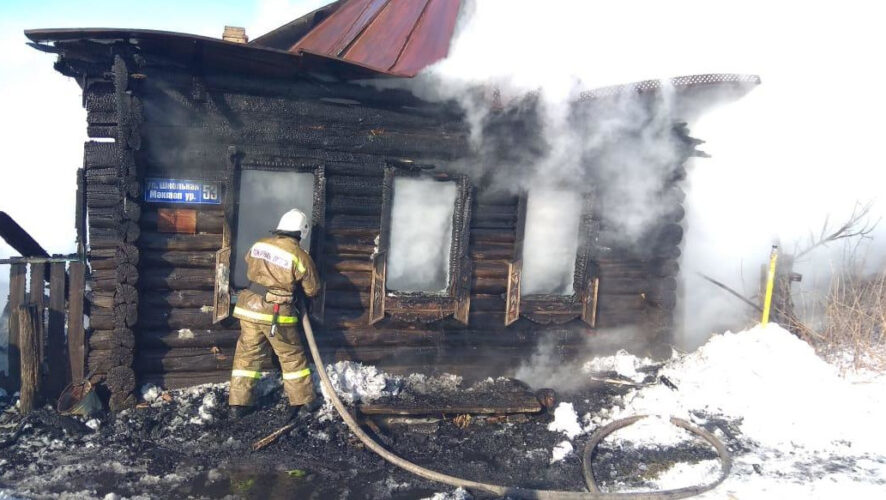 Огонь охватил частный дом в селе Гурьевка.