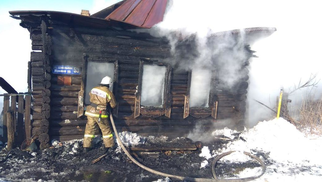 Огонь охватил частный дом в селе Гурьевка.