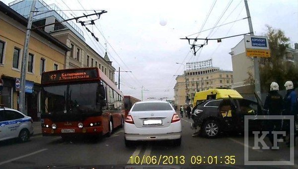 Сегодня в Казани на пересечении переулка Худякова Парижской Коммуны и ул. Московской в районе 8:35-8:45 произошла аварии с участием Mazda. Как сообщают оцевидцы ВКонтакте из-за