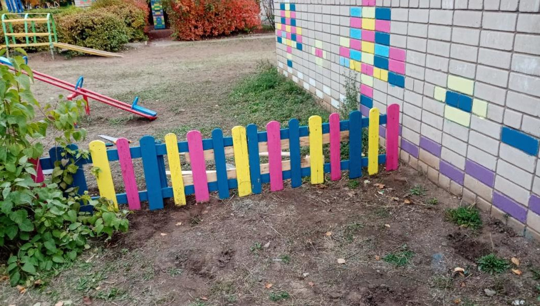 Школьникам пришлось восстанавливать ограждения.