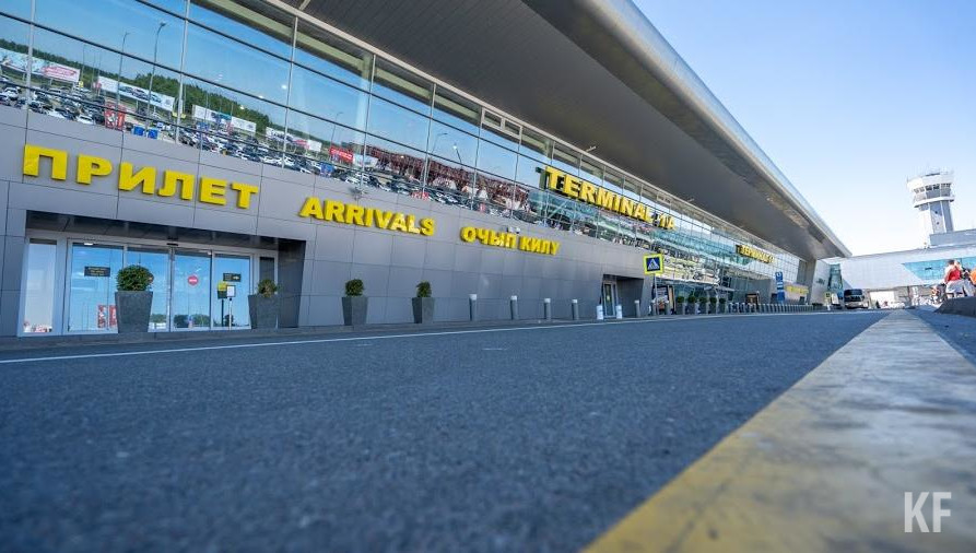 Он эвакуирует пострадавших при стрельбе в гимназии.