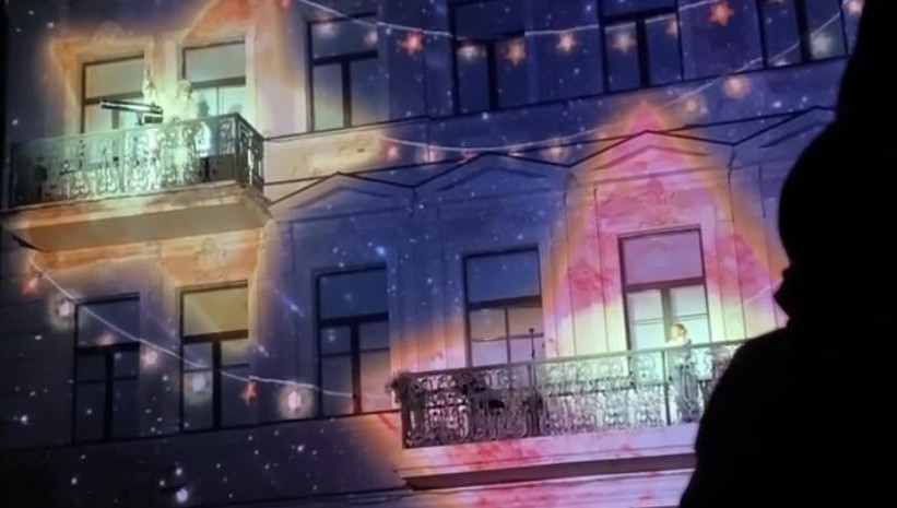 Стены здания погрузились в яркие краски