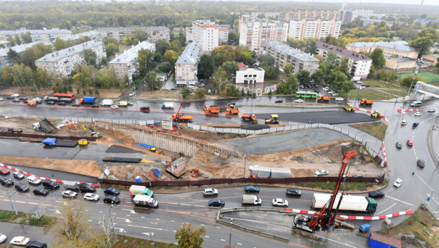 Ежедневно на объекте задействовано около 100 человек и 32 единицы техники.