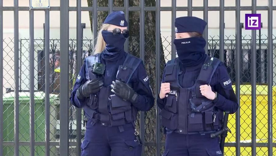 Учебный процесс для всех учеников будет продолжен на другом объекте российского дипломатического представительства.