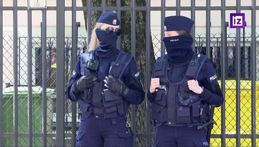 Учебный процесс для всех учеников будет продолжен на другом объекте российского дипломатического представительства.