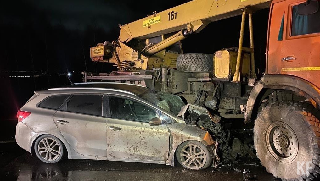 Из-за ДТП водитель легковушки ушиб голову и сломал ребро