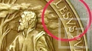 Выпущенные в Ватикане юбилейные монеты в честь папы Римского Франциска содержат в себе опечатку. Перепутанная буква изменила слово Jesus («Иисус») на Lesus