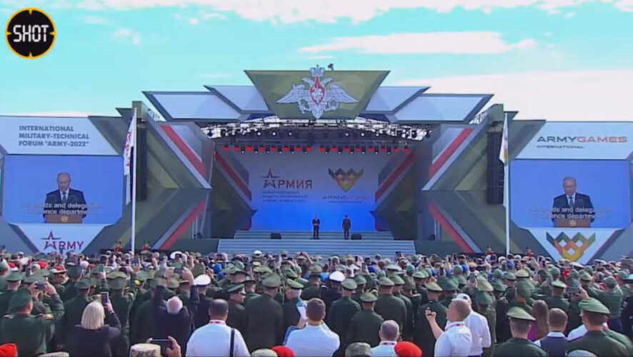 Президент России посетил форум «Армия-2022» в подмосковном парке «Патриот».