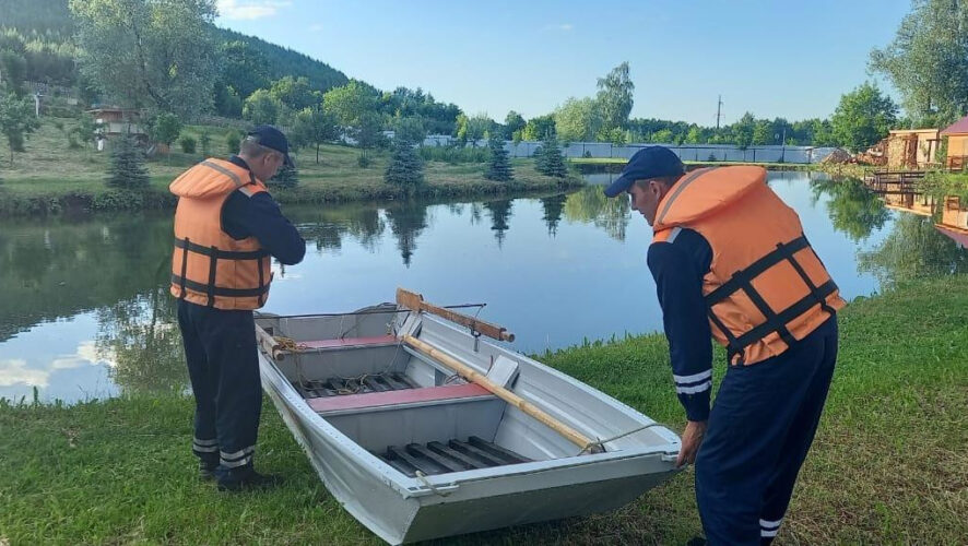 Около водоема была запрещающая табличка.