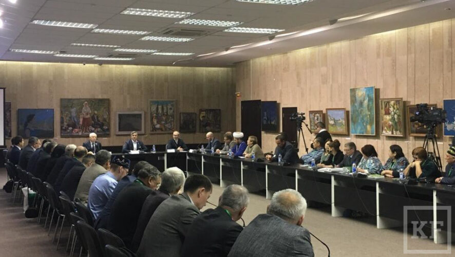 Более полусотни делегатов Всемирного конгресса татар собрались за круглым столом.