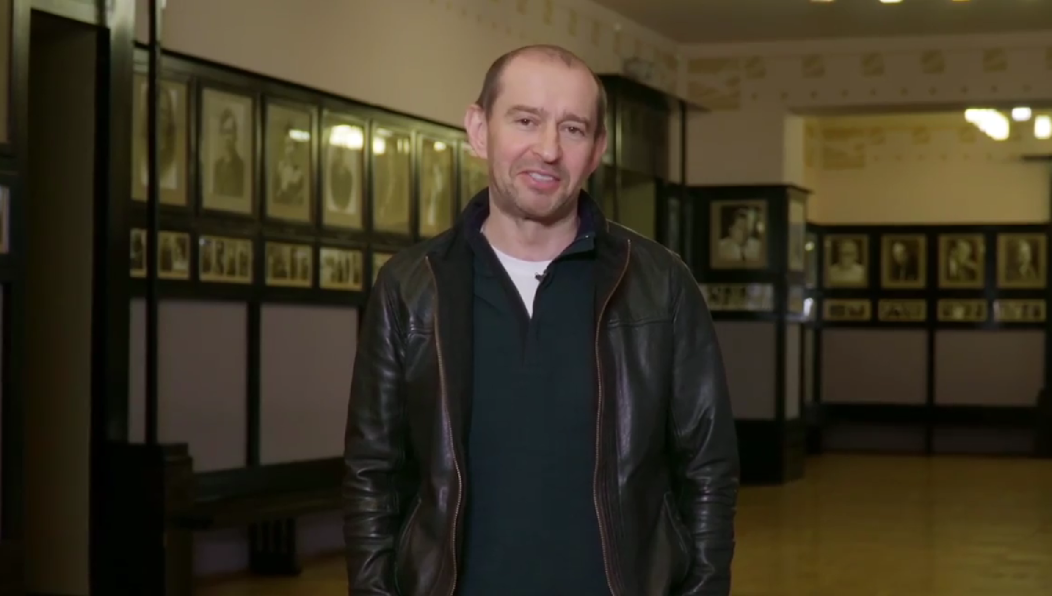 Актер на камеру прочитал отрывок из поэмы «Шурале» на русском языке.