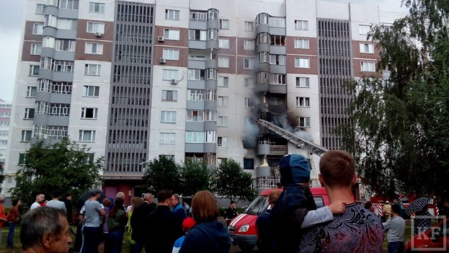 За минувшие сутки в Челнах случились три пожара. Самый крупный — в подъезде многоэтажного дома. «До четвертого этажа все в завалах