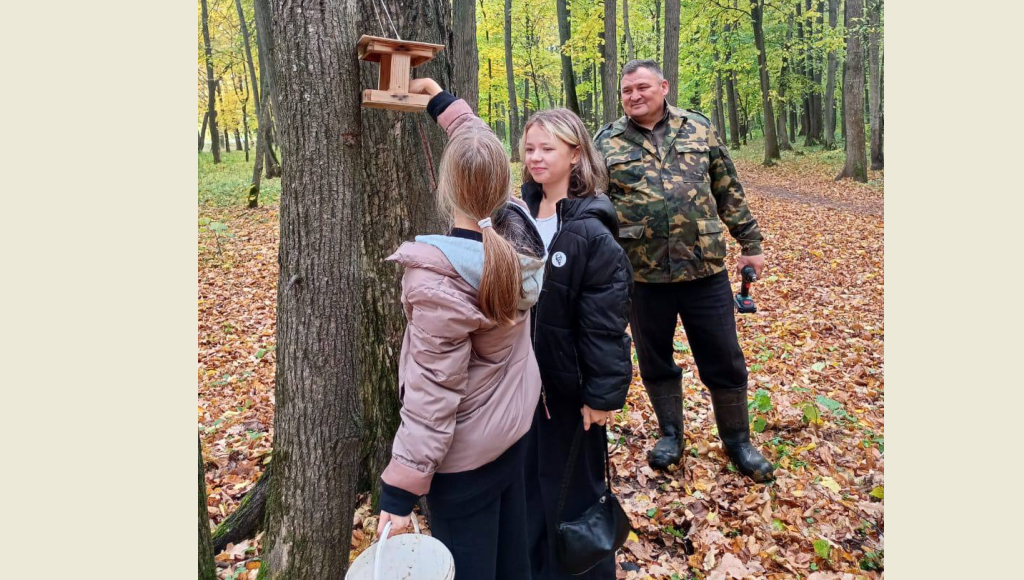 В одной из лесопосадок установили домики для грызунов.
