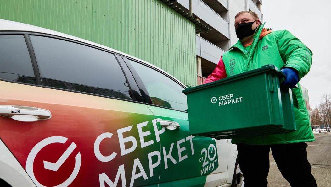 Заказ еды доступен через мобильное приложение сервиса или на официальном сайте.