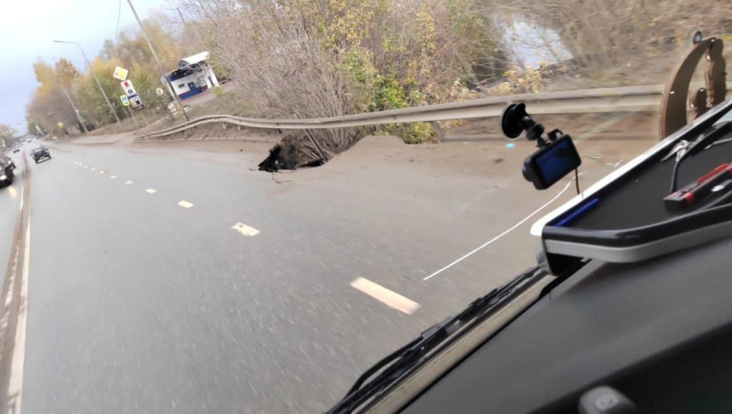 Провал появился на обочине под ограждениями