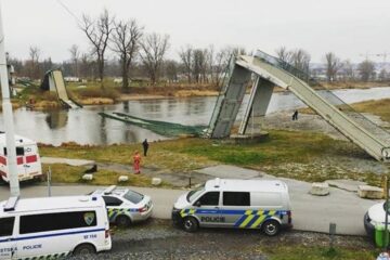 Обрушение пешеходного моста через реку Влтава произошло в Праге