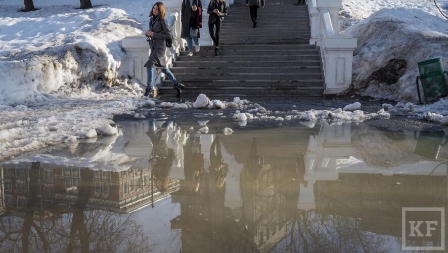 Казанские парки не пережили зиму - брусчатка в них стала "таять" вместе со снегом.