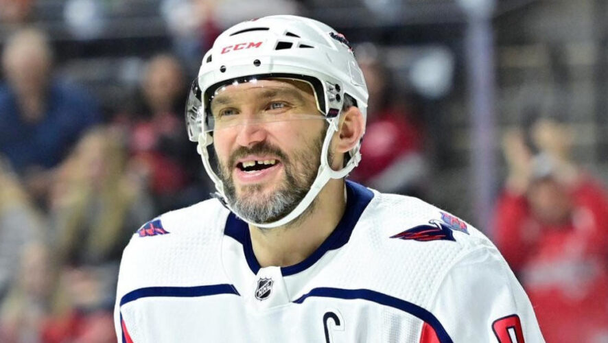 В прошлом сезоне спортсмен забросил 42 шайбы в 74 матчах регулярного чемпионата НХЛ.