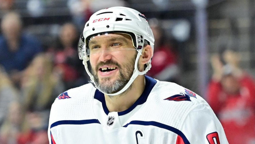 В прошлом сезоне спортсмен забросил 42 шайбы в 74 матчах регулярного чемпионата НХЛ.