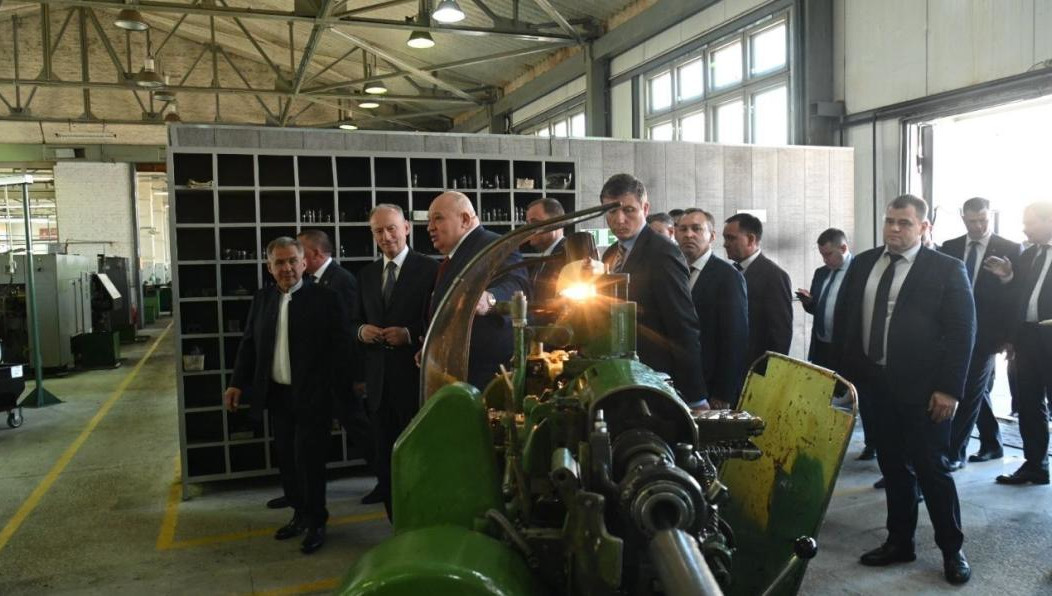 На предприятии производят 8