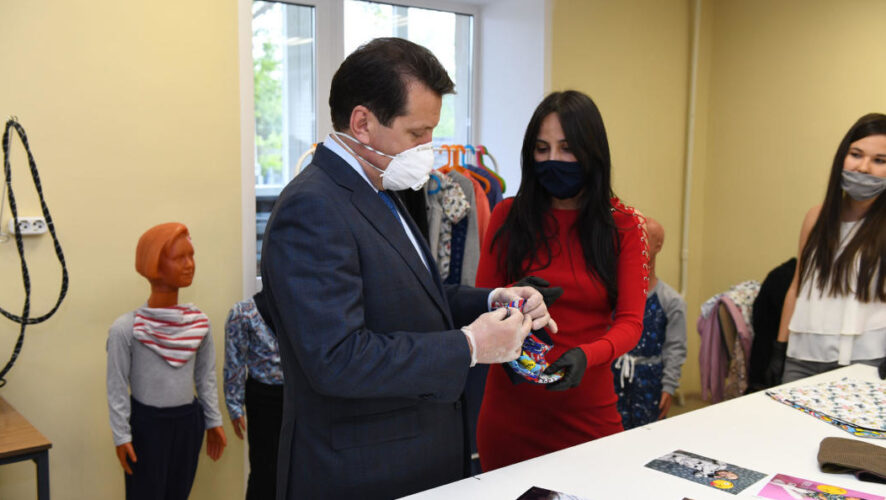 Мэр Казани заглянул в гости в ателье по пошиву одежды для детей с ограниченными возможностями здоровья.