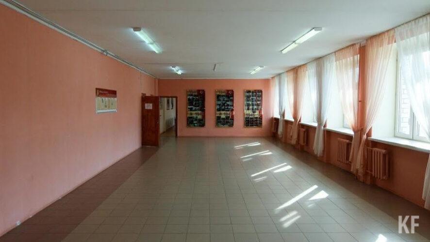 Там доучиваются ребята из расстрелянной гимназии № 175.