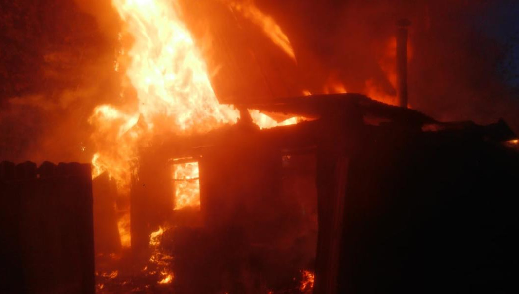 На месте работают пожарные.