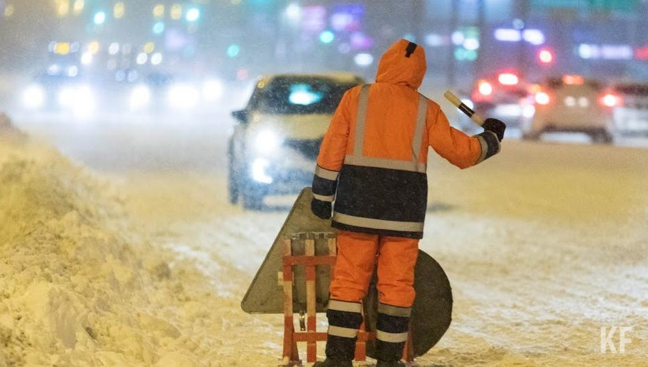 На дорогах образовалась гололедица и снежные заносы.