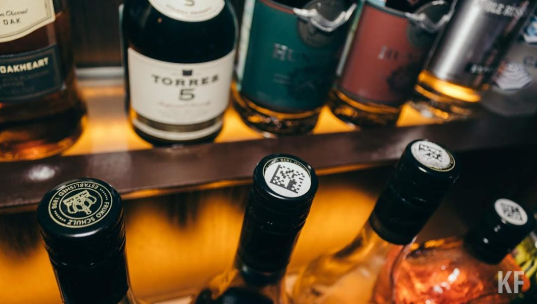 Мужчина спрятал добычу в рукавах куртки