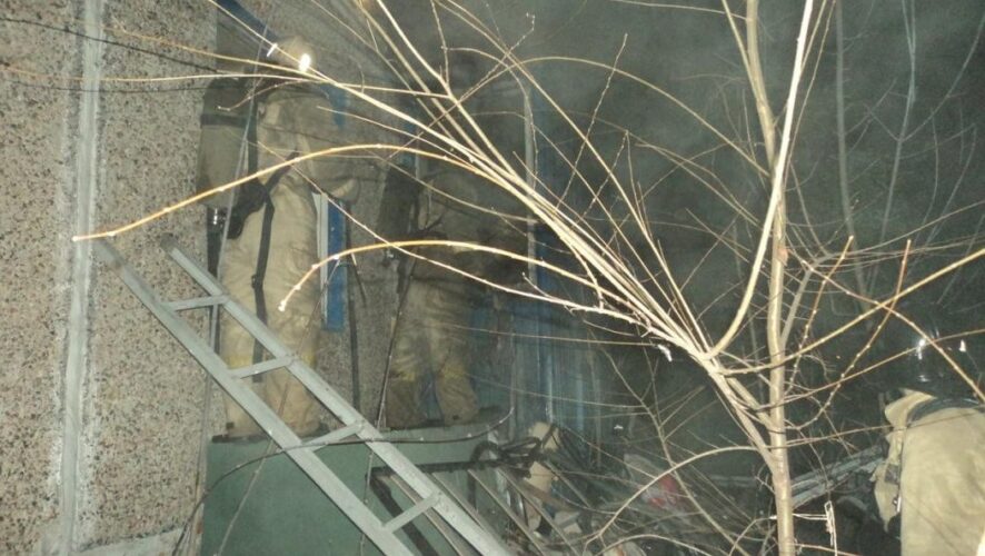 Пожар в пятиэтажном доме на улице Назарбаева был зафиксирован минувшей ночью