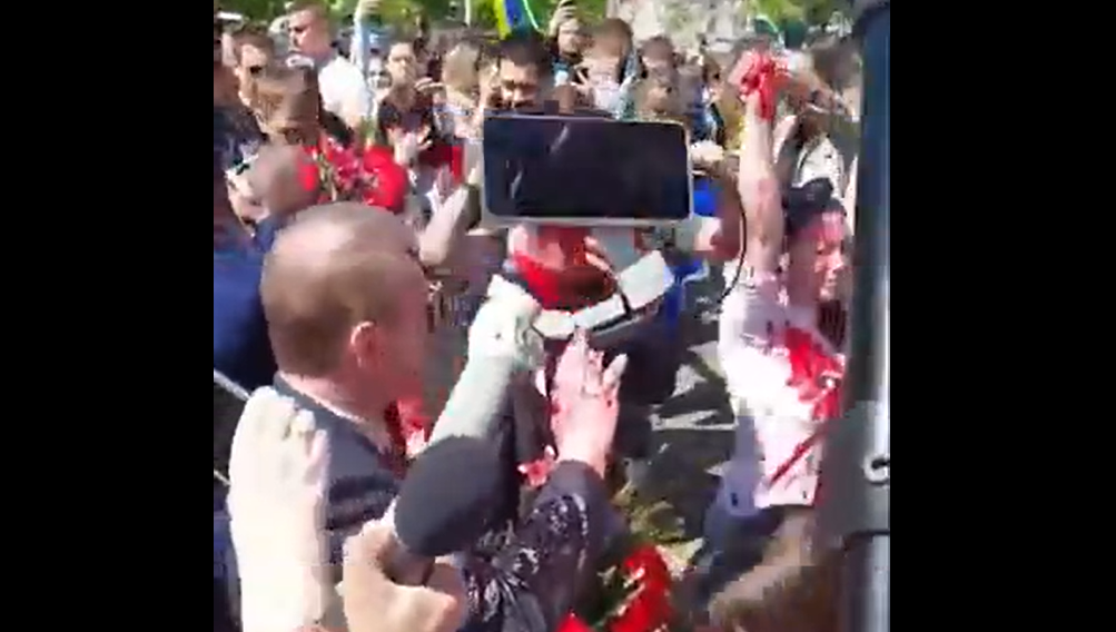 Сергею Андрееву не дали возложить памятный венок в честь празднования Дня Победы.