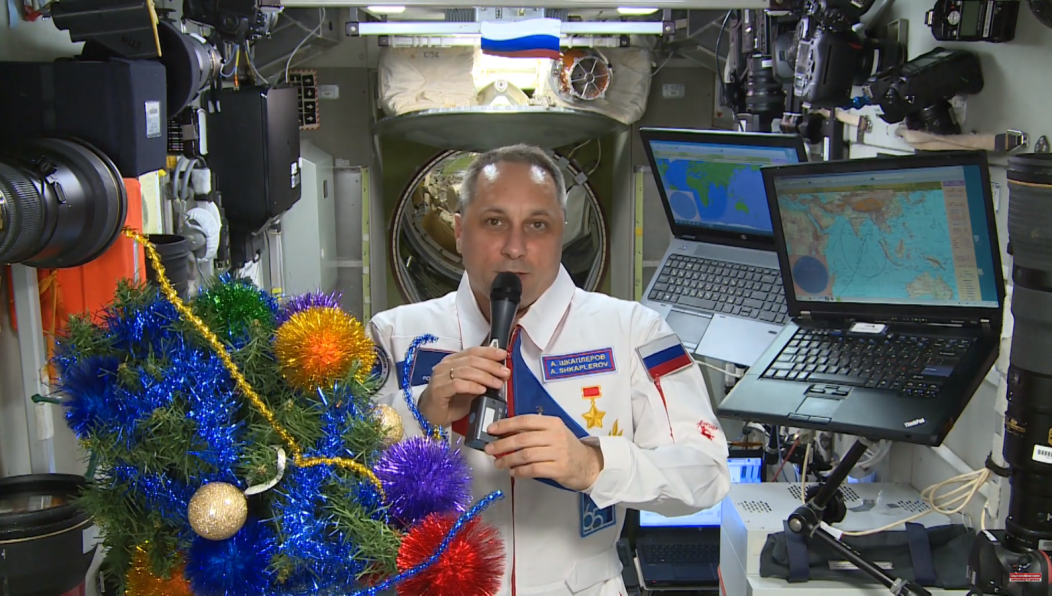 С поздравительной речью с порта МКС обратился космонавт Антон Шкаплеров.