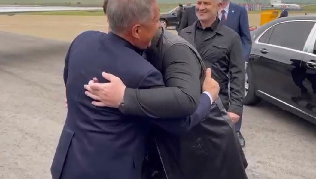 В аэропорту его встретил глава региона Рамзан Кадыров.