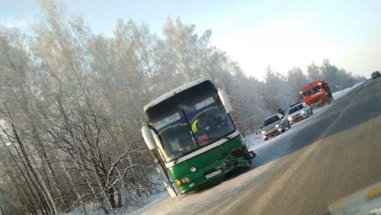 В Бугульминском районе рейсовый автобус столкнулся с легковушкой