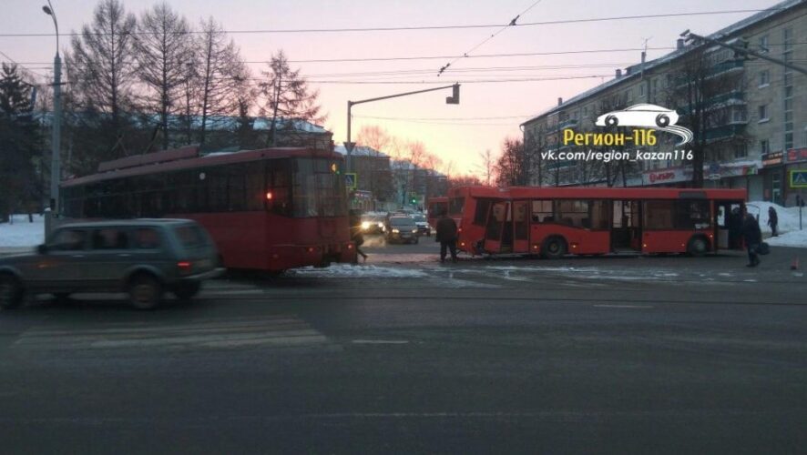ДТП с участием автобуса и трамвая произошло на перекрестке Сибирского тракта с улицей Космонавтов. Фото и видео очевидцы опубликовали в соцсетях.
