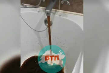 Из кранов течет жидкость