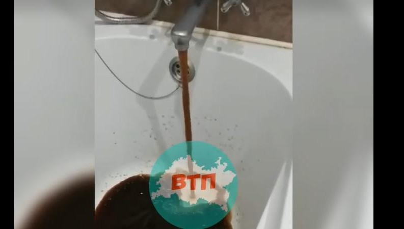 Из кранов течет жидкость