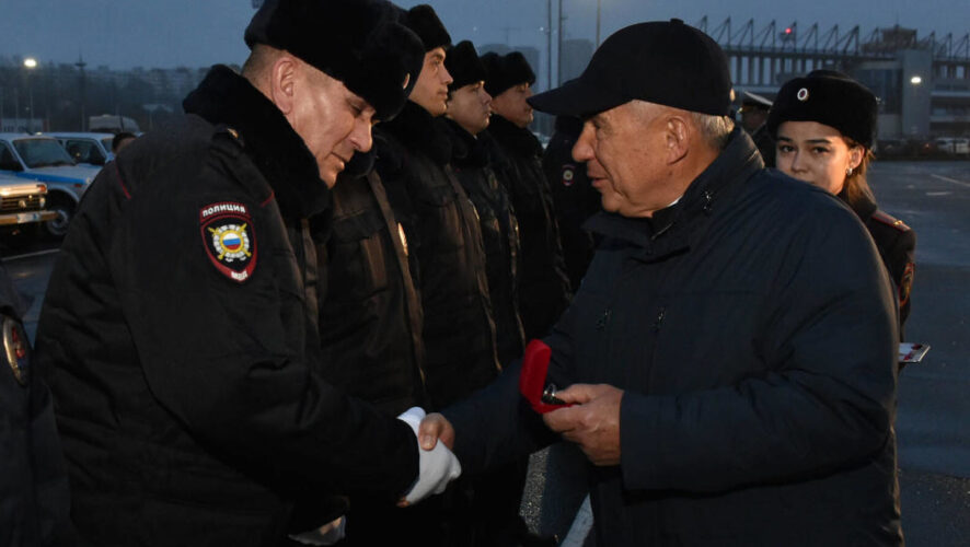 Президент Татарстана поблагодарил правоохранителей за нелегкий труд и хорошую службу.